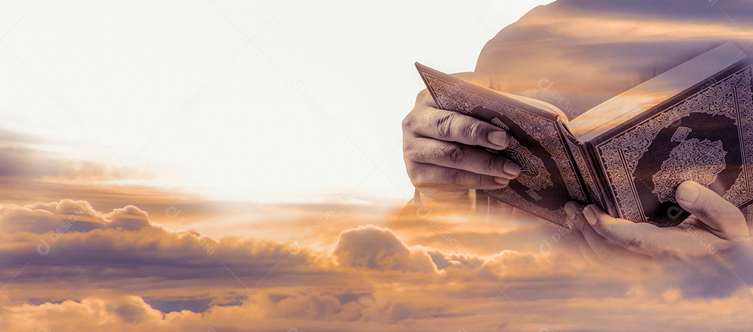Alcorão na mão - livro sagrado dos muçulmanos (item público de todos os muçulmanos)