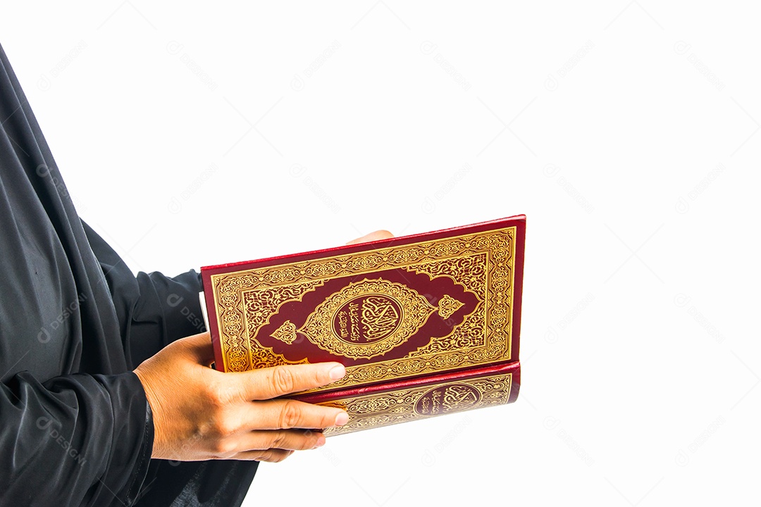 Alcorão na mão - livro sagrado dos muçulmanos (item público de todos os muçulmanos)