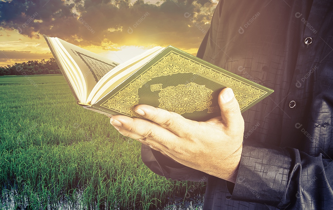 Alcorão na mão - livro sagrado dos muçulmanos (item público de todos os muçulmanos)