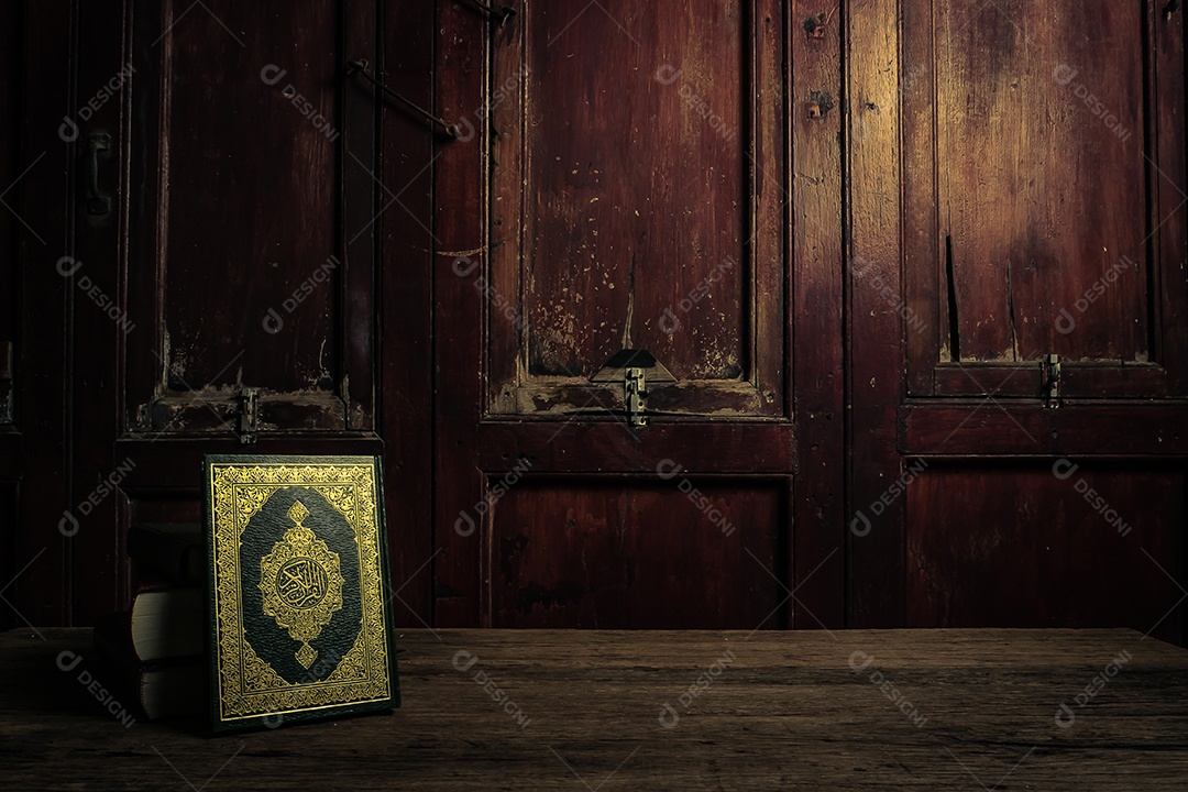 Alcorão - livro sagrado dos muçulmanos (item público de todos os muçulmanos), natureza morta.