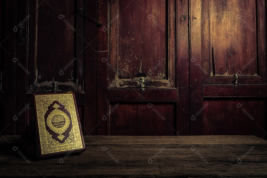 Alcorão - livro sagrado dos muçulmanos (item público de todos os muçulmanos), natureza morta.