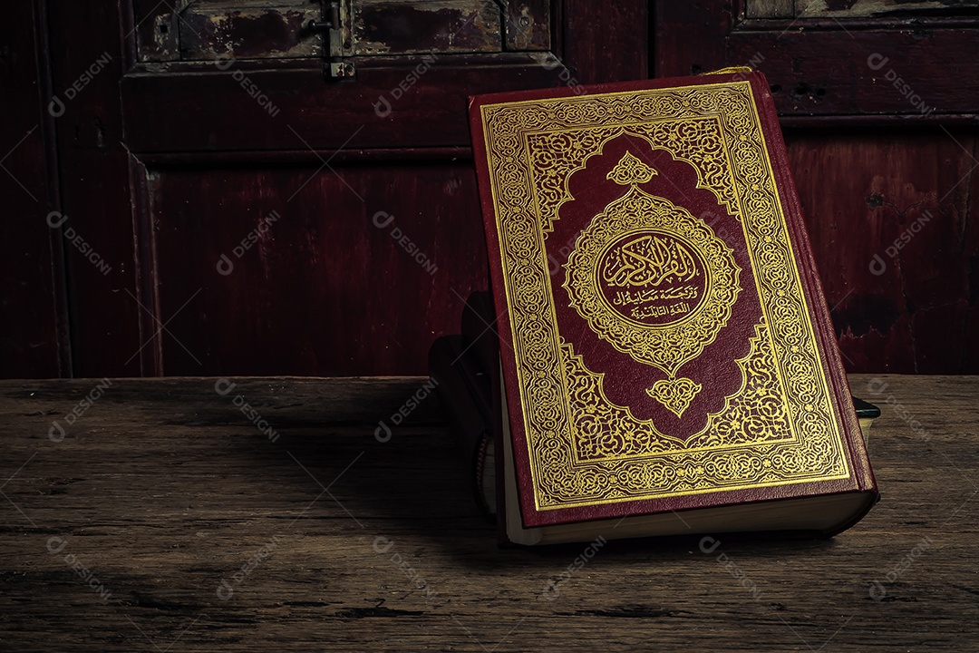 Alcorão - livro sagrado dos muçulmanos (item público de todos os muçulmanos), natureza morta.
