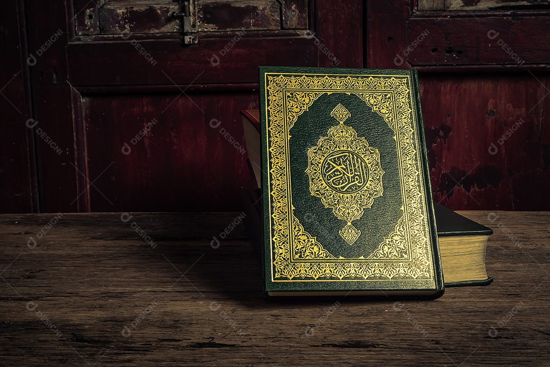 Alcorão - livro sagrado dos muçulmanos (item público de todos os muçulmanos), natureza morta.