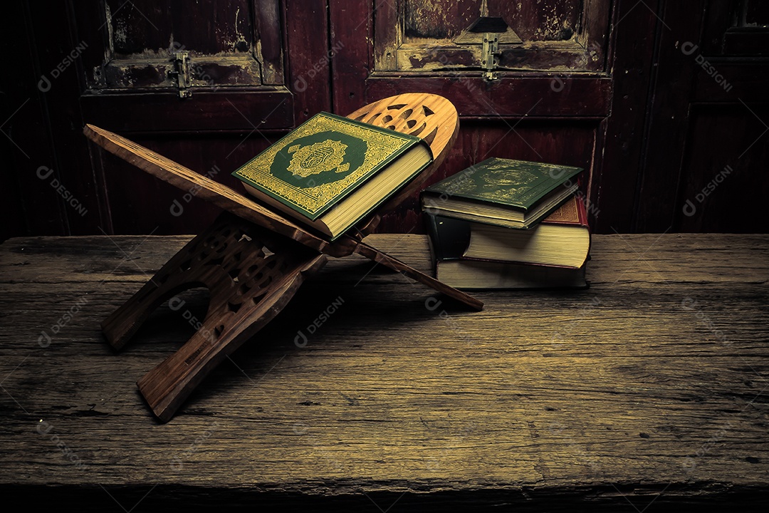 Alcorão - livro sagrado dos muçulmanos (item público de todos os muçulmanos), natureza morta.