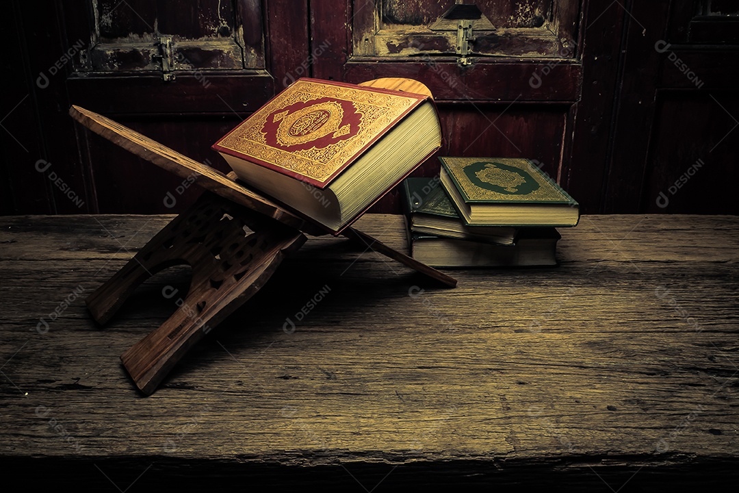 Alcorão - livro sagrado dos muçulmanos (item público de todos os muçulmanos), natureza morta.