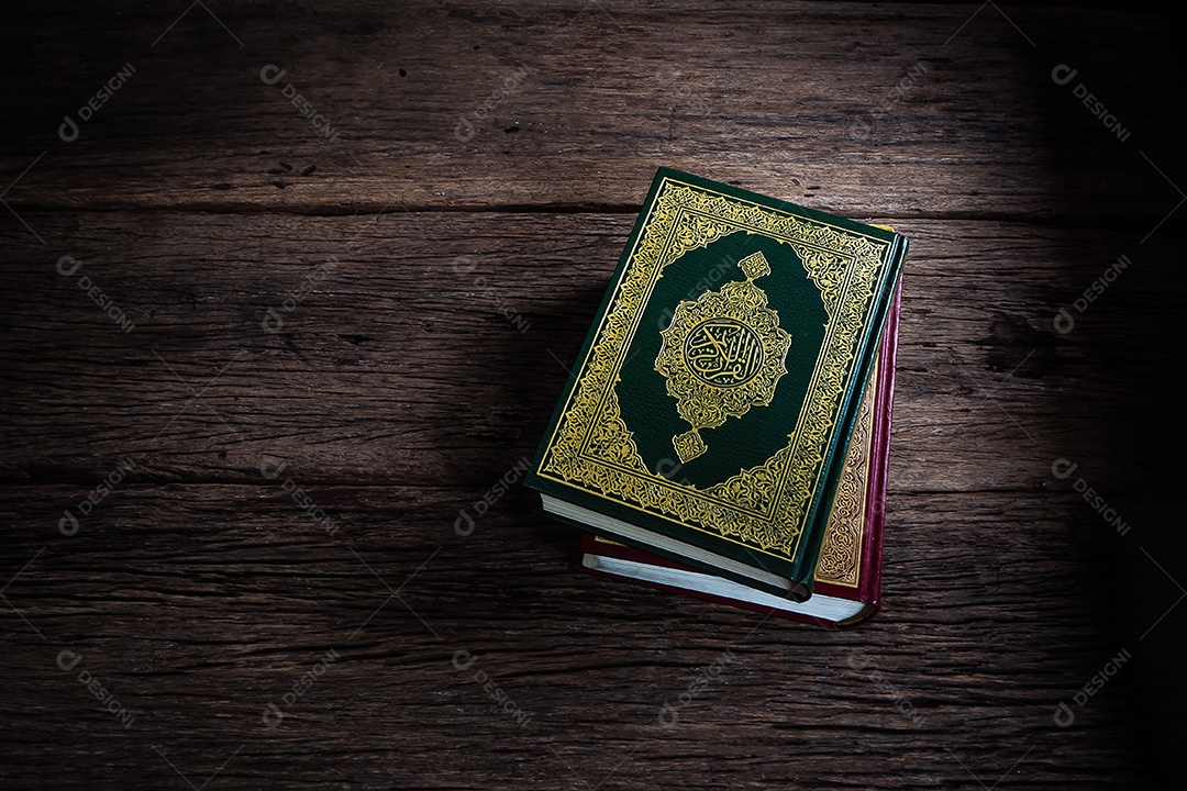 Alcorão - livro sagrado dos muçulmanos (item público de todos os muçulmanos), natureza morta.