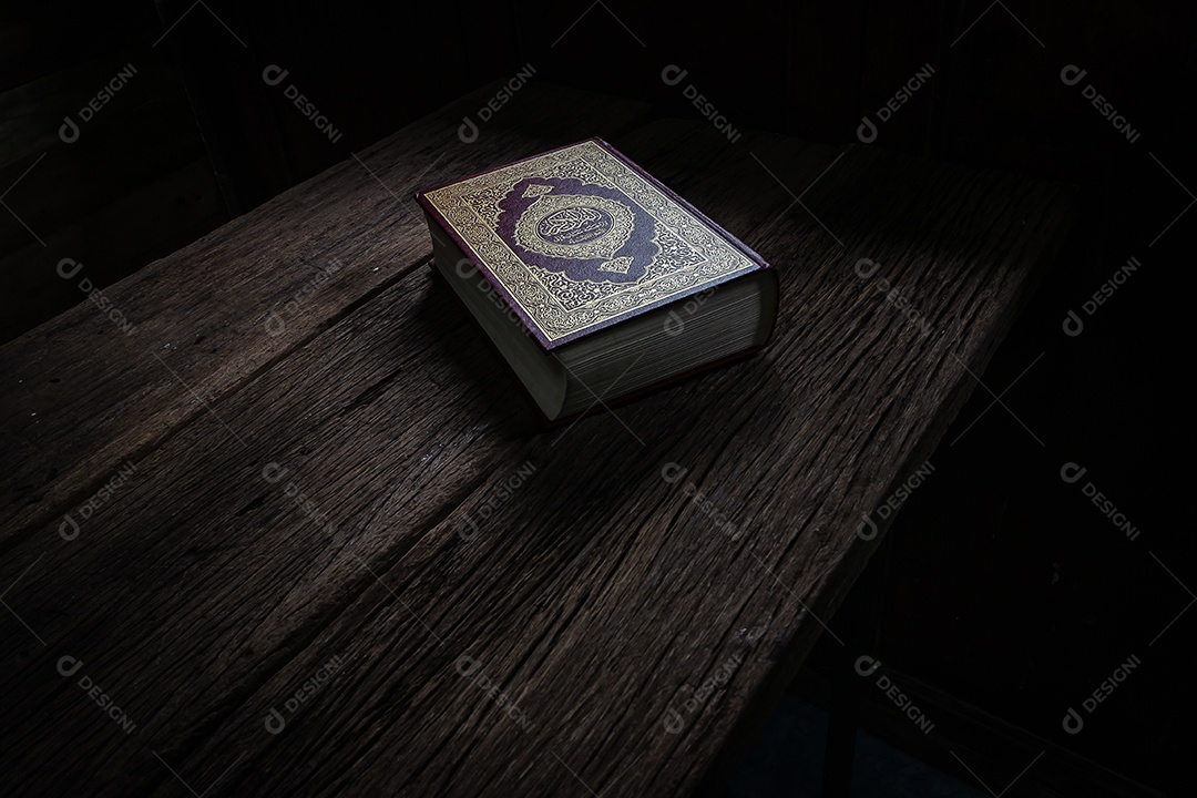 Alcorão - livro sagrado dos muçulmanos (item público de todos os muçulmanos), natureza morta.