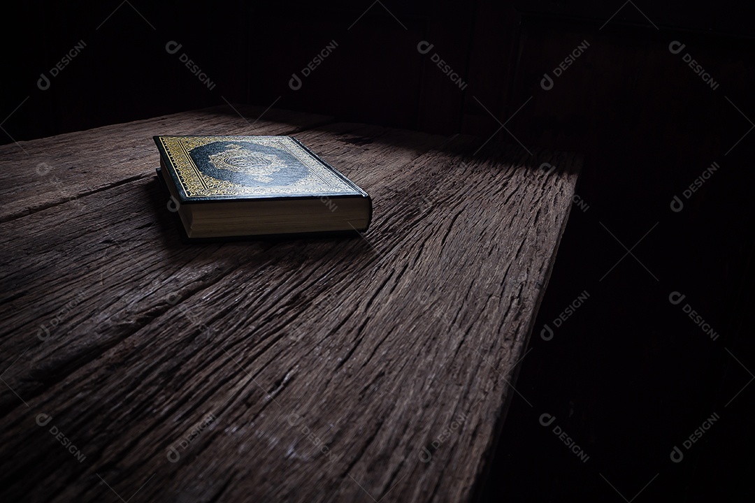 Alcorão - livro sagrado dos muçulmanos (item público de todos os muçulmanos), natureza morta.