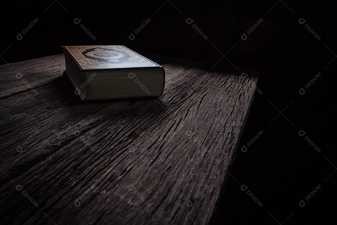 Alcorão - livro sagrado dos muçulmanos (item público de todos os muçulmanos), natureza morta.