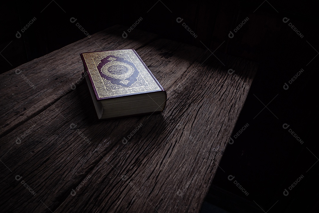 Alcorão - livro sagrado dos muçulmanos (item público de todos os muçulmanos), natureza morta.