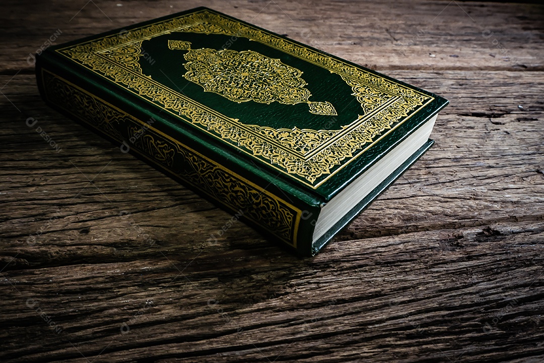 Alcorão - livro sagrado dos muçulmanos (item público de todos os muçulmanos), natureza morta.