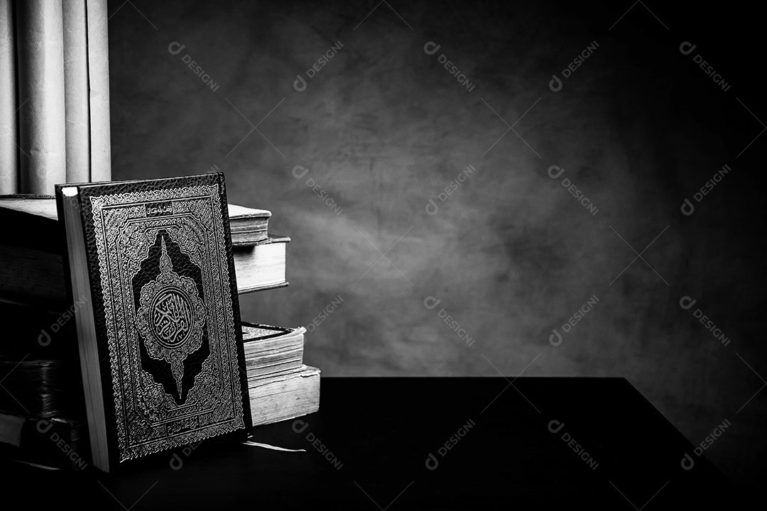 Alcorão - livro sagrado dos muçulmanos (item público de todos os muçulmanos), natureza morta.