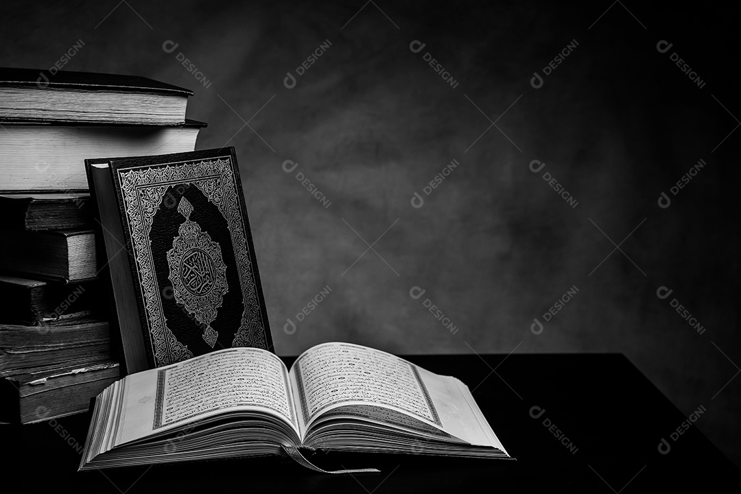 Alcorão - livro sagrado dos muçulmanos ( item público de todos os muçulmanos ) na mesa , natureza morta .