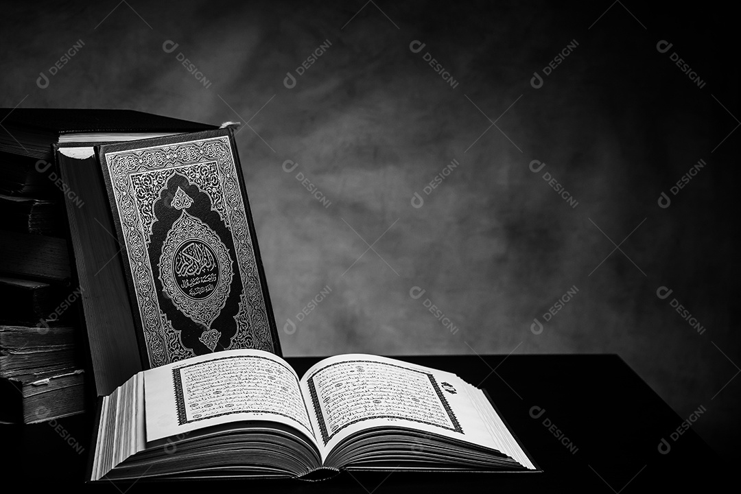 Alcorão - livro sagrado dos muçulmanos (item público de todos os muçulmanos), natureza morta.