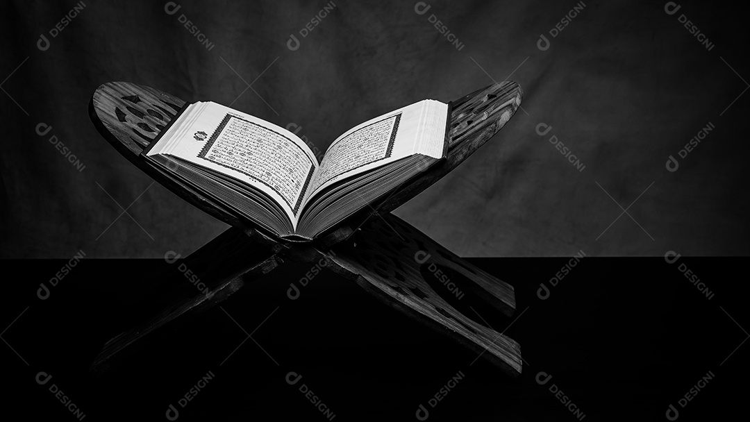 Alcorão - livro sagrado dos muçulmanos (item público de todos os muçulmanos), natureza morta.