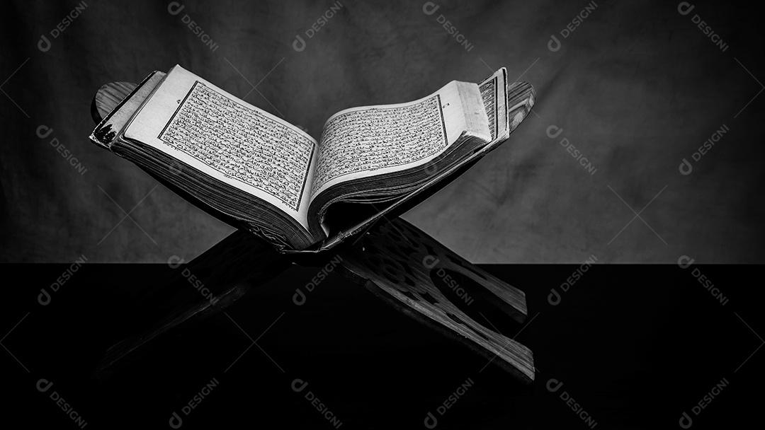 Alcorão - livro sagrado dos muçulmanos (item público de todos os muçulmanos), natureza morta.