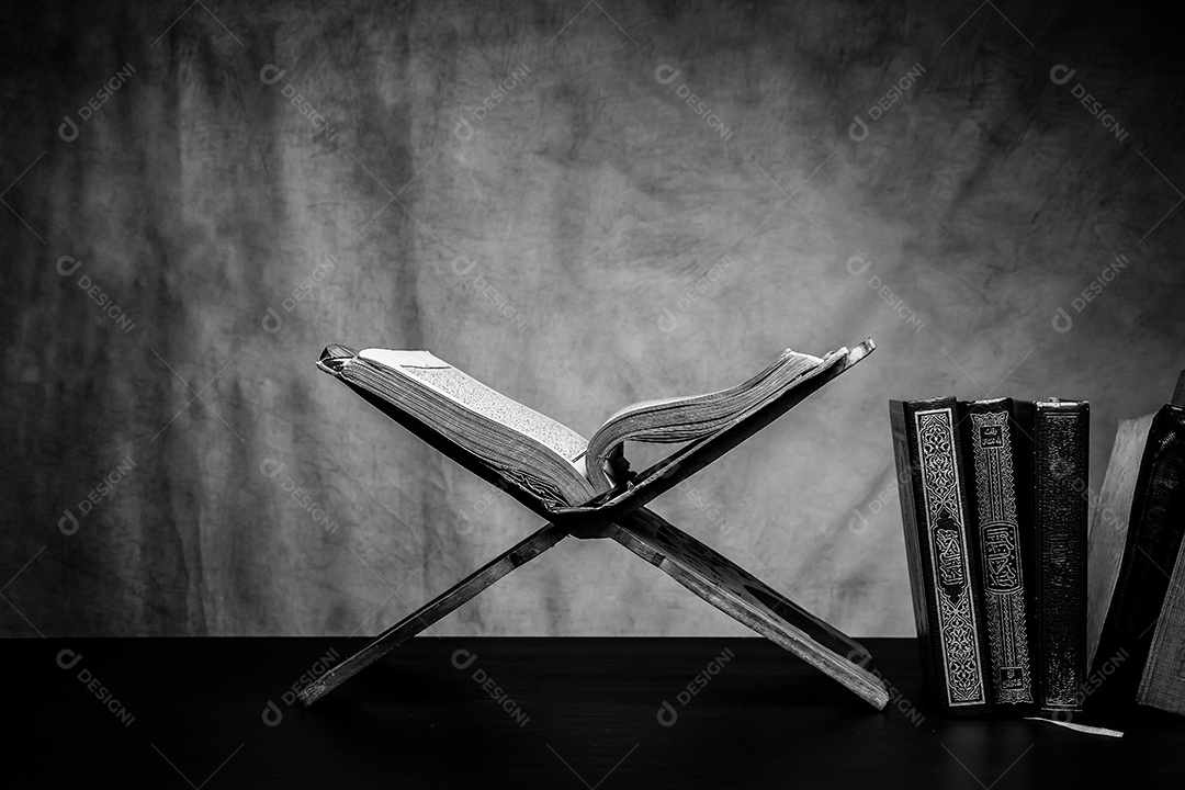 Alcorão - livro sagrado dos muçulmanos (item público de todos os muçulmanos), natureza morta.