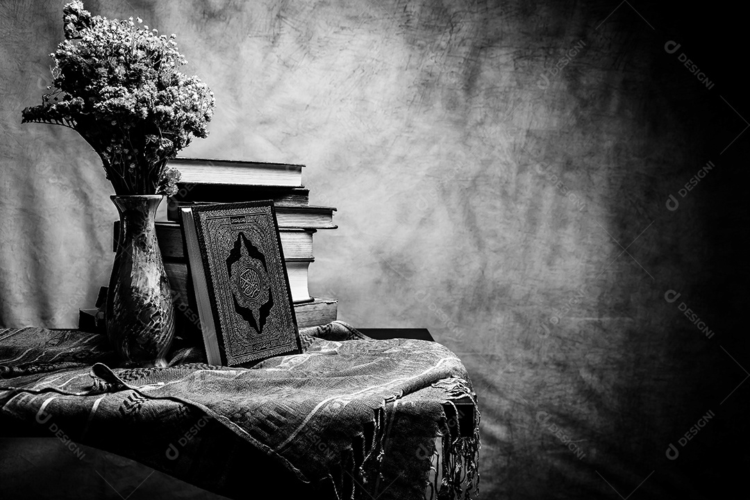 Alcorão - livro sagrado dos muçulmanos (item público de todos os muçulmanos), natureza morta.