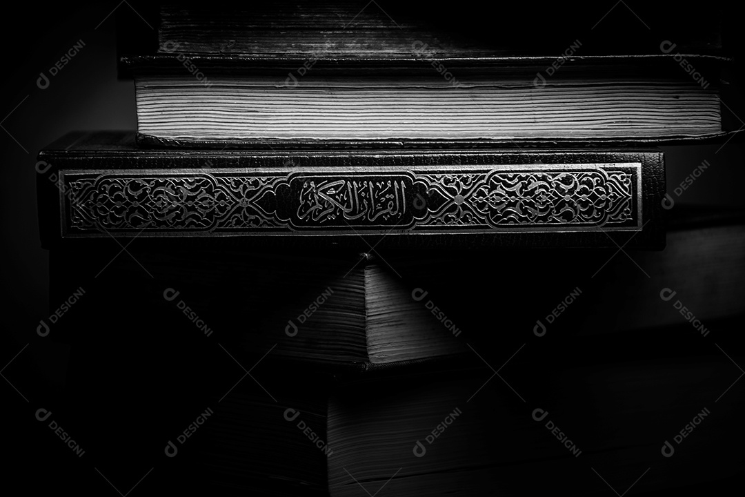 Alcorão - livro sagrado dos muçulmanos (item público de todos os muçulmanos), natureza morta.