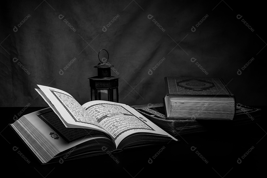 Alcorão - livro sagrado dos muçulmanos (item público de todos os muçulmanos), natureza morta.