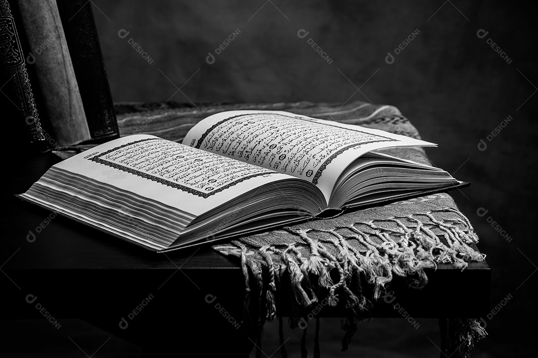 Alcorão - livro sagrado dos muçulmanos (item público de todos os muçulmanos), natureza morta.