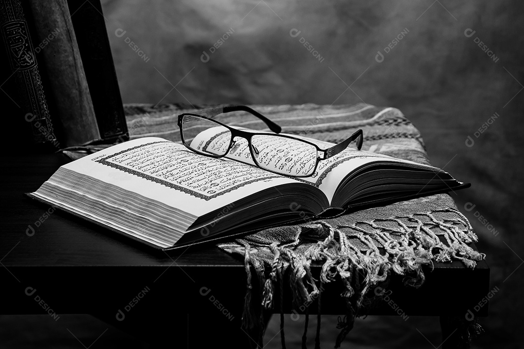 Alcorão - livro sagrado dos muçulmanos (item público de todos os muçulmanos), natureza morta.