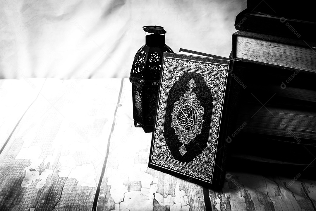 Alcorão - livro sagrado dos muçulmanos (item público de todos os muçulmanos), natureza morta.