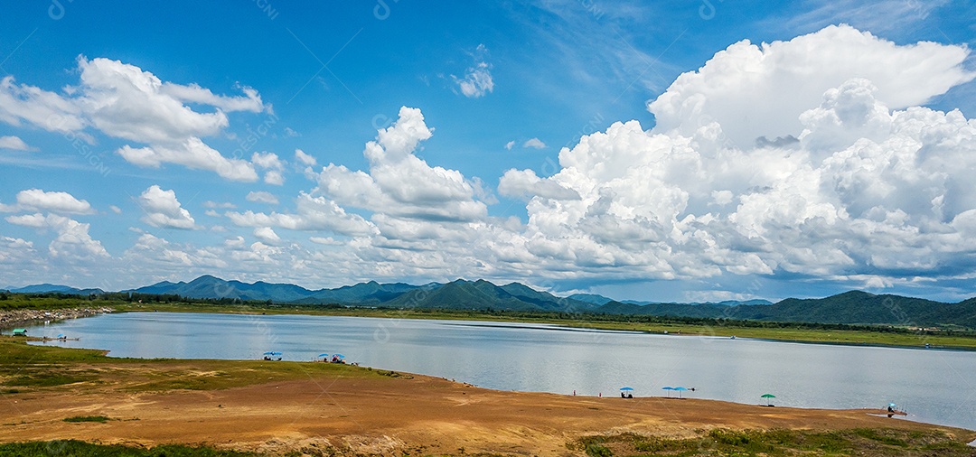 Vista aérea de alto ângulo da barragem do reservatório com lindo céu, Tailândia