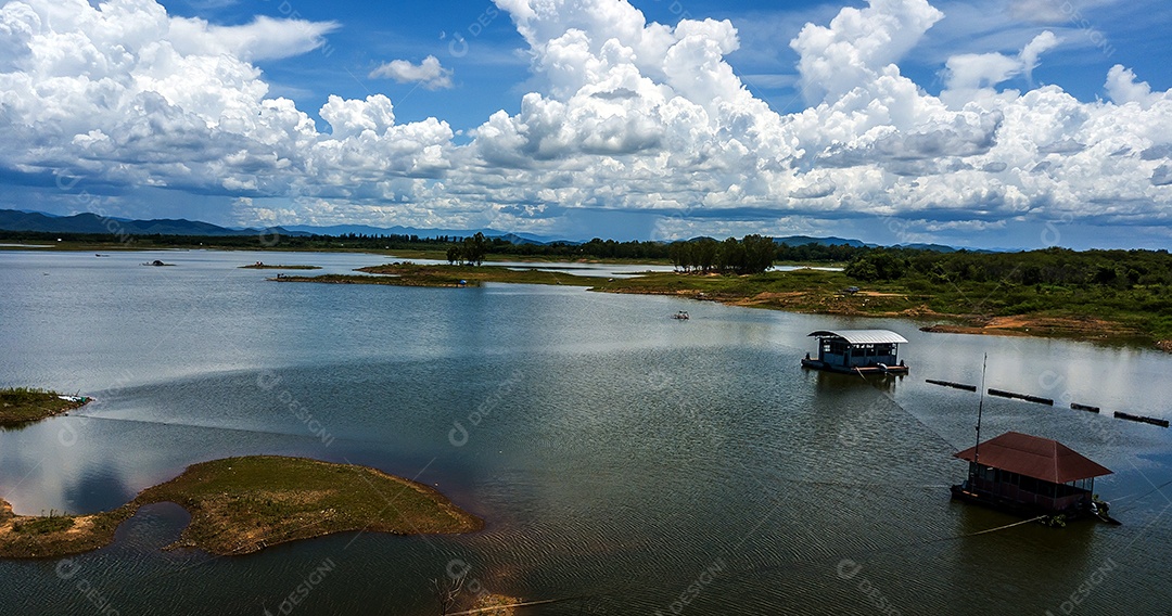 Vista aérea de alto ângulo da barragem do reservatório com lindo céu, Tailândia