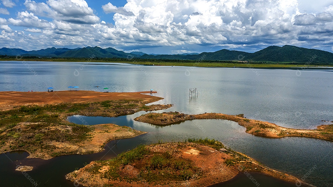 Vista aérea de alto ângulo da barragem do reservatório com lindo céu, Tailândia