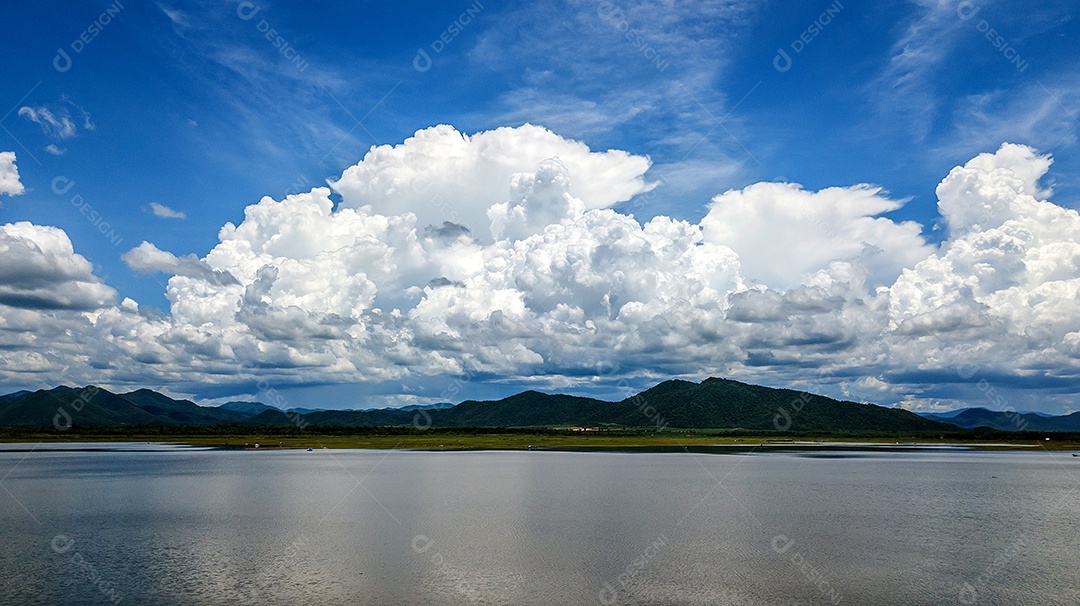 Vista aérea de alto ângulo da barragem do reservatório com lindo céu, Tailândia