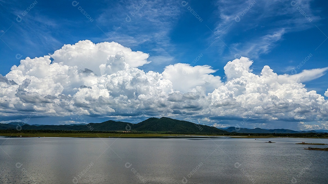 Vista aérea de alto ângulo da barragem do reservatório com lindo céu, Tailândia