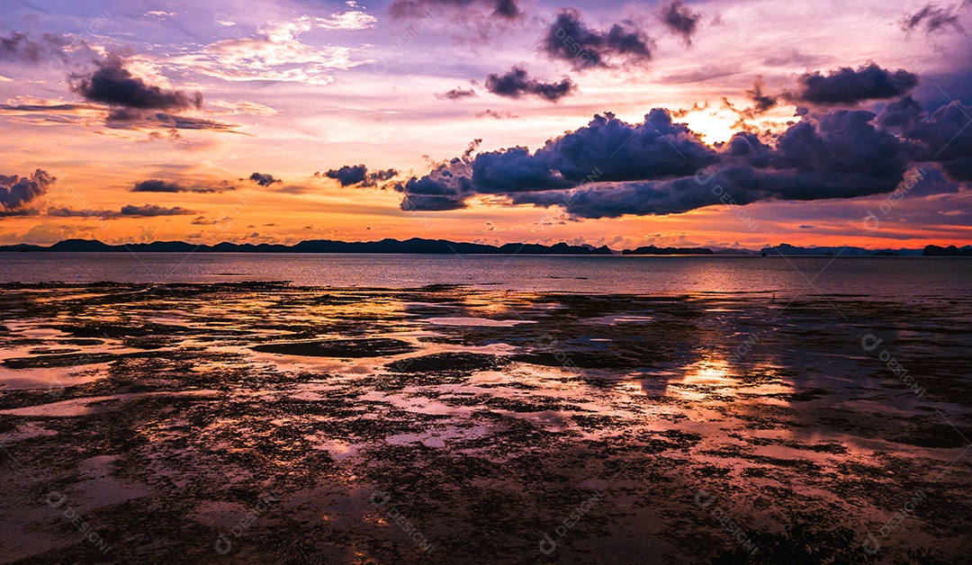 Maré baixa na praia durante o pôr do sol, Tailândia