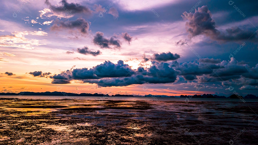 Maré baixa na praia durante o pôr do sol, Tailândia