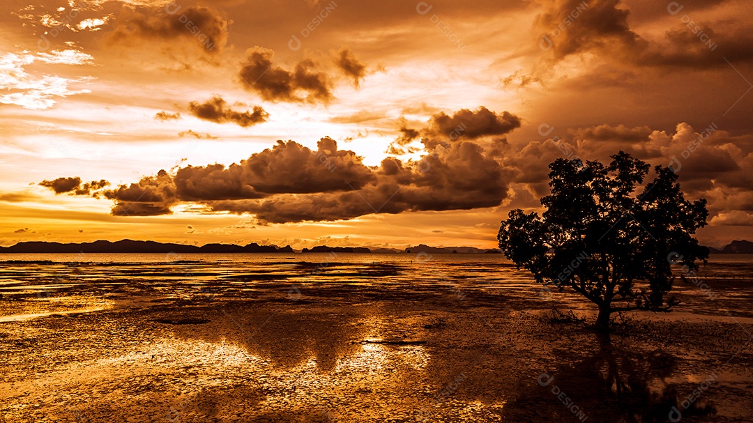 Maré baixa na praia durante o pôr do sol, Tailândia