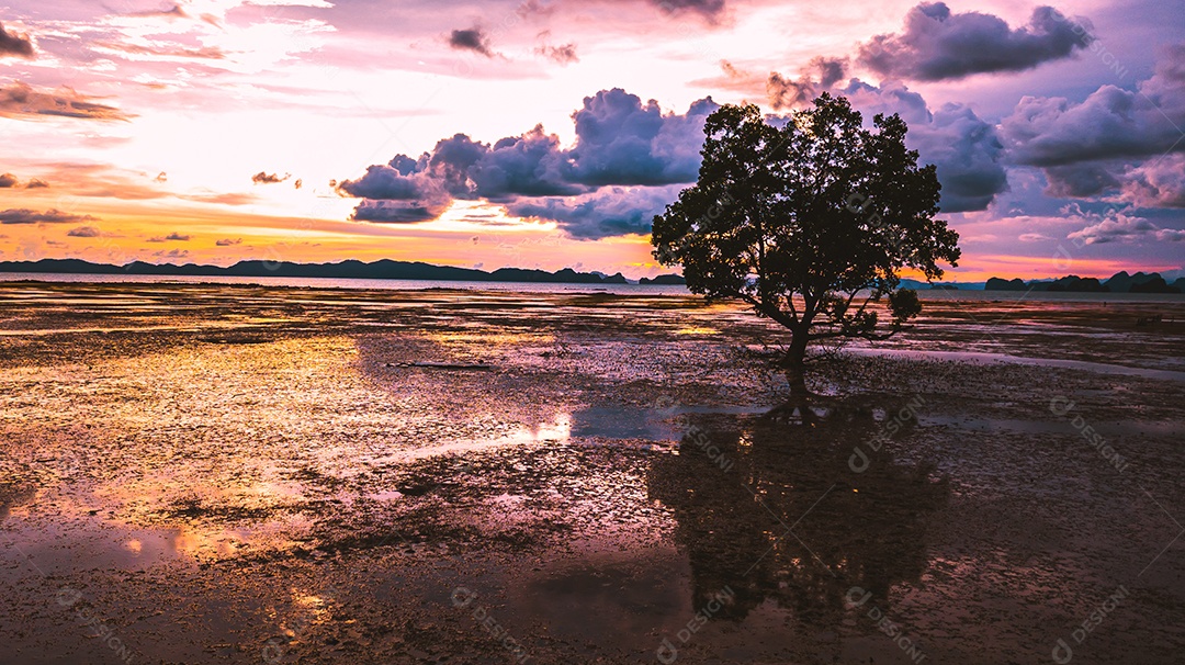 Maré baixa na praia durante o pôr do sol, Tailândia