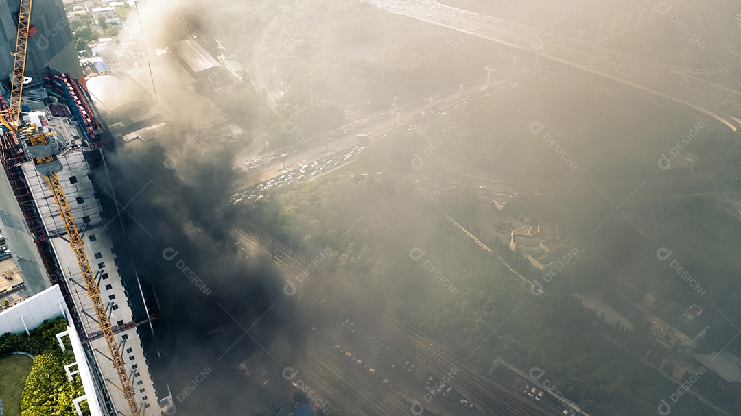 incêndio em um prédio alto.