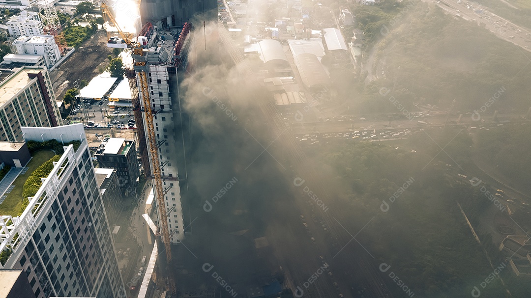 incêndio em um prédio alto.