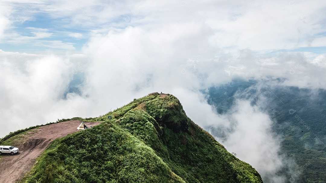 Paisagem da borda do penhasco e neblina. ponto de vista na província de Phetchabun Tailândia.