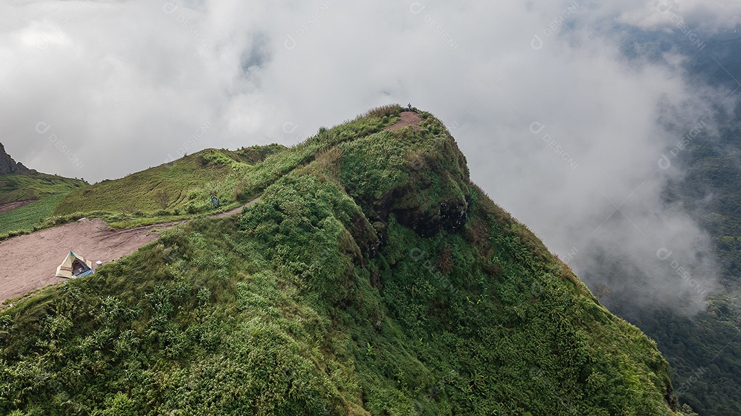 Paisagem da borda do penhasco e neblina. ponto de vista na província de Phetchabun Tailândia.