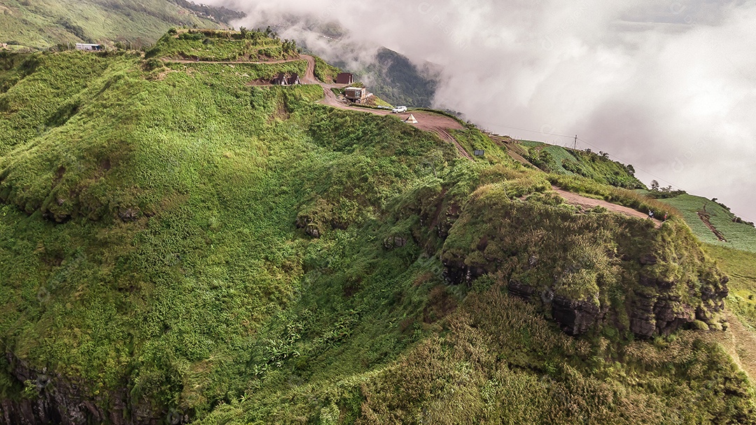 Paisagem da borda do penhasco e neblina. ponto de vista na província de Phetchabun Tailândia.