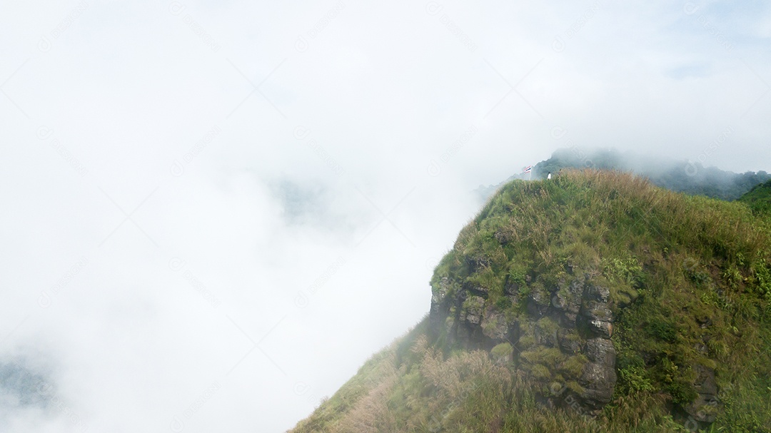 Paisagem da borda do penhasco e neblina. ponto de vista na província de Phetchabun Tailândia.