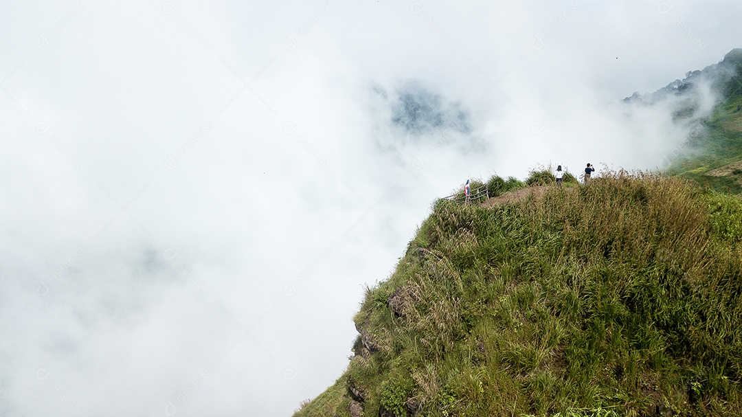 Paisagem da borda do penhasco e neblina. ponto de vista na província de Phetchabun Tailândia.