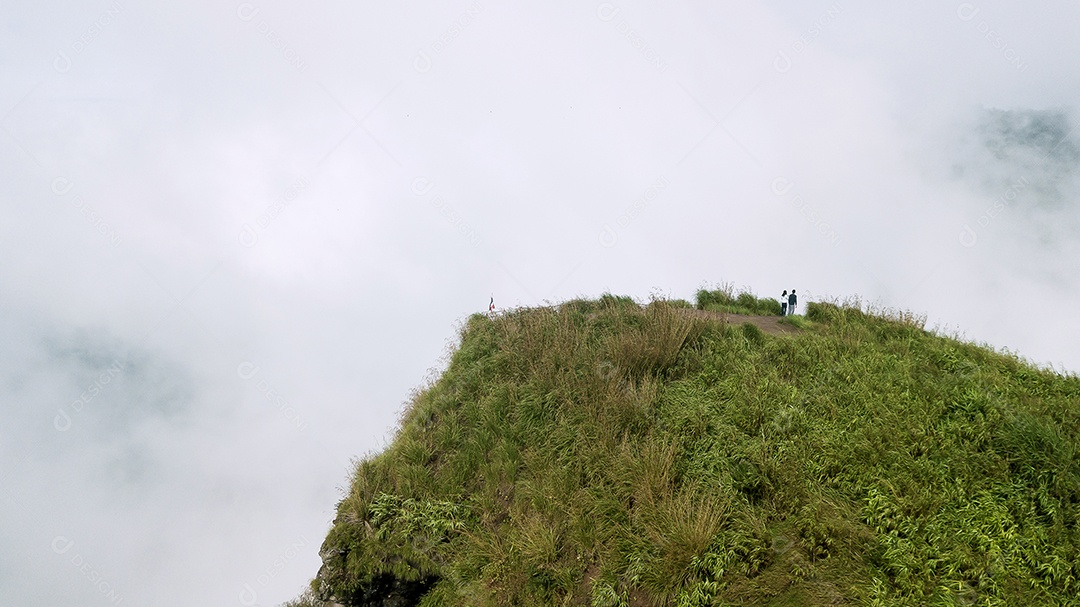 Paisagem da borda do penhasco e neblina. ponto de vista na província de Phetchabun Tailândia.