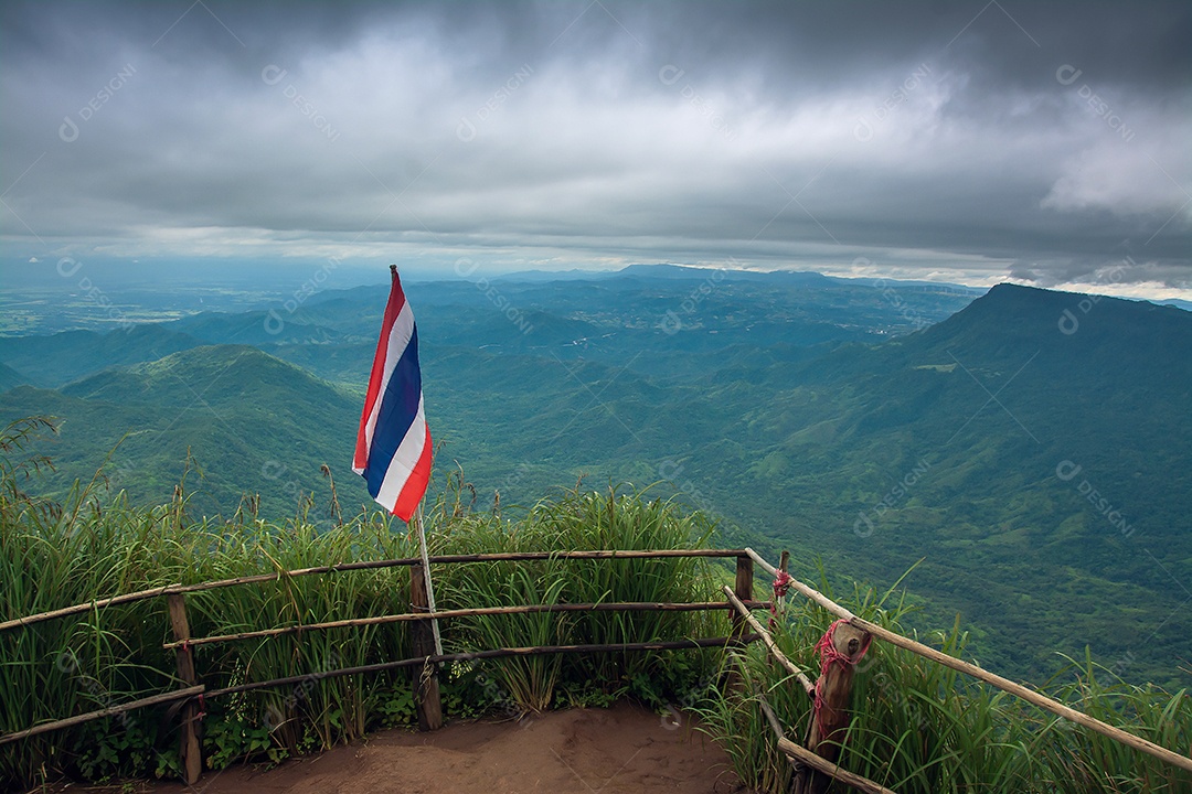 Paisagem da borda do penhasco e neblina. ponto de vista na província de Phetchabun Tailândia.