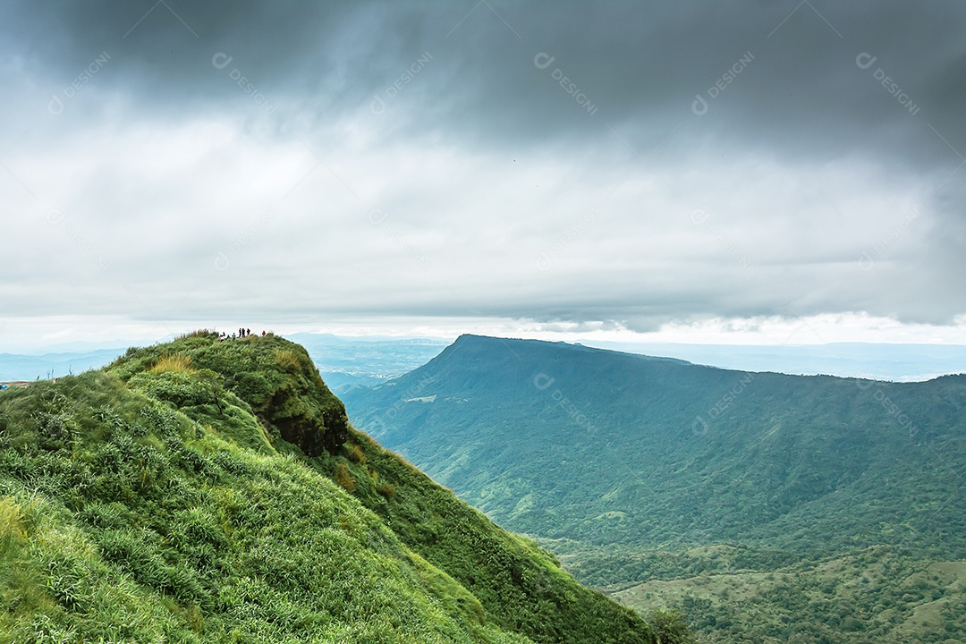 Paisagem da borda do penhasco e neblina. ponto de vista na província de Phetchabun Tailândia.