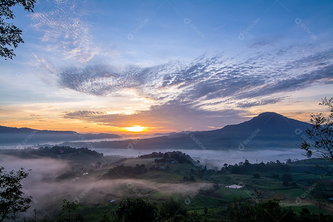 Paisagem do ponto de vista do pôr do sol e da montanha na província de Phetchabun, Tailândia.