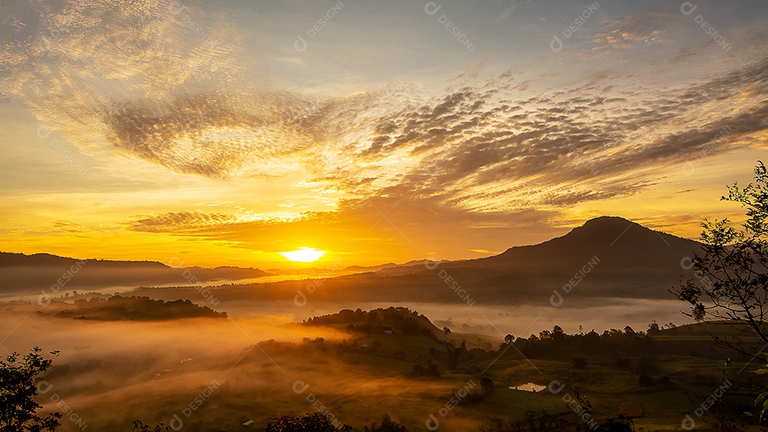 Paisagem do ponto de vista do pôr do sol e da montanha na província de Phetchabun, Tailândia.