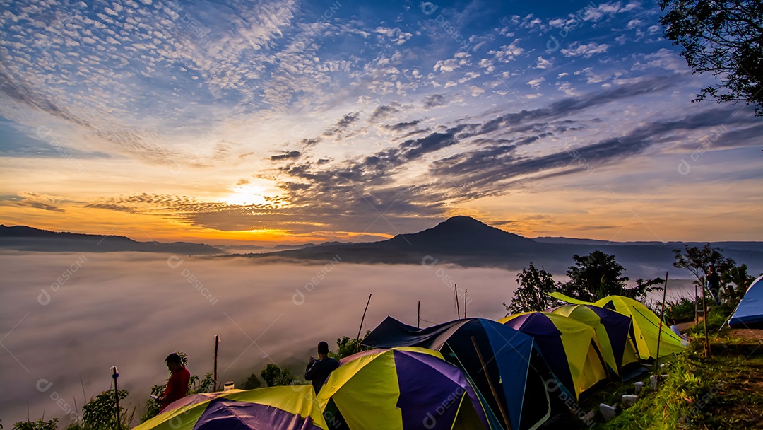 Paisagem do ponto de vista do pôr do sol e da montanha na província de Phetchabun, Tailândia.