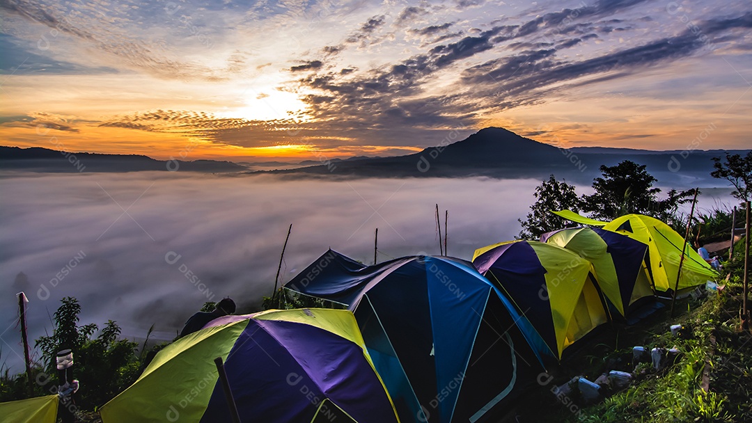 Paisagem do ponto de vista do pôr do sol e da montanha na província de Phetchabun, Tailândia.